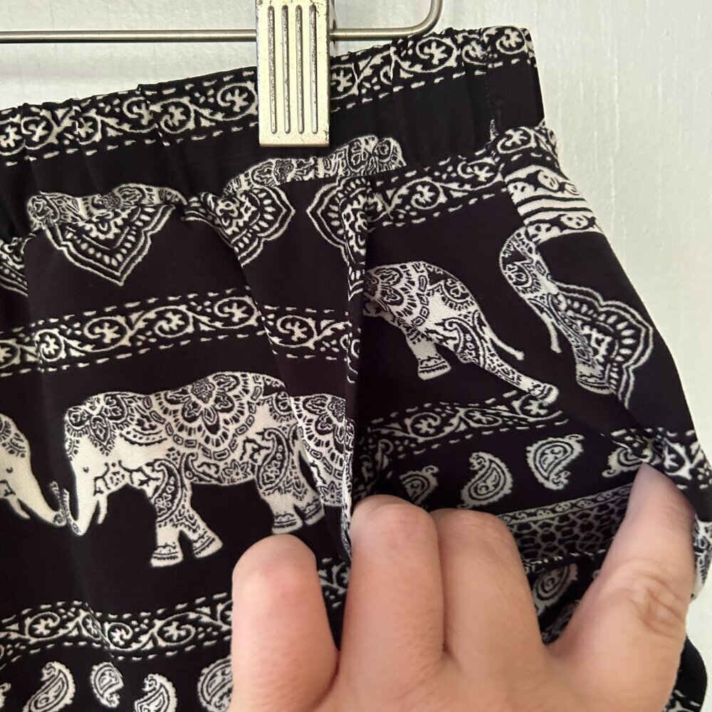 Forever 21 Pull on Shorts Womens Large Black Elephant Print Casual Lounge Shorts - Picture 2 of 4